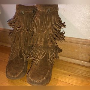 Minnetonka girls boots size 1